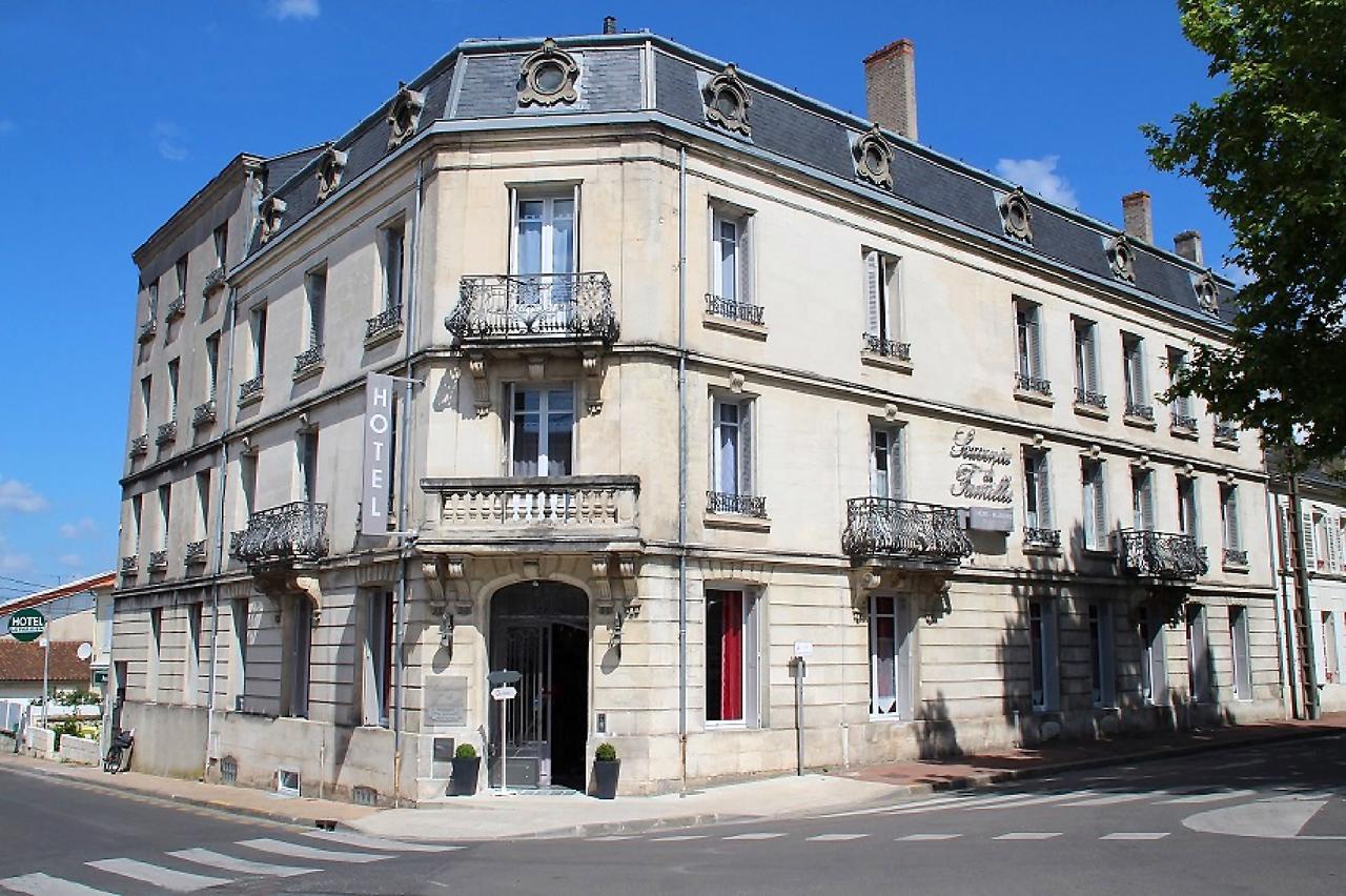 Hôtel Souvenirs de Familles Saintes Exterior foto
